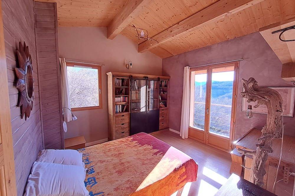 Quiet house with sauna pool, large garden and children's play area. Ideal for families in Gréolières, Region de Cannes