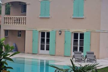 Gîte pour 6 personnes, avec jardin ainsi que piscine et balcon à Ribérac