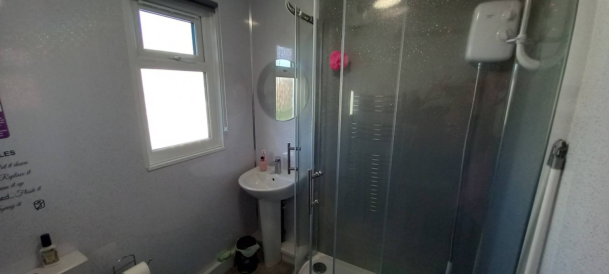 3 Bed Chalet - Sleeps 6 - Parking - Garden - Wifi in Hemsby, Great Yarmouth