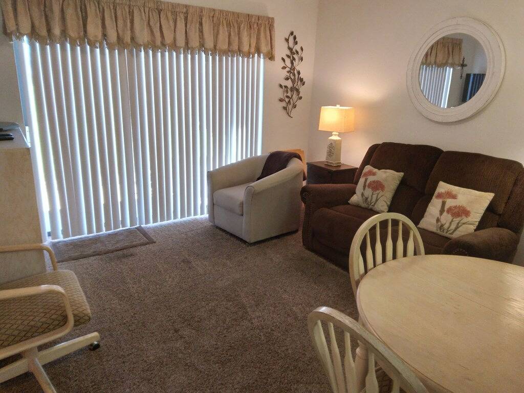 Ganze Wohnung, Fully furnished condo adjacent to golf course. 2 minute walk the London Bridge in Lake Havasu City, Mohave County