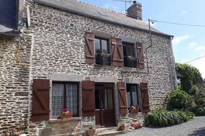 Location de vacances pour 8 personnes, avec Terrasse ainsi que Jardin et Piscine à Saint-Ouen-la-Rouërie