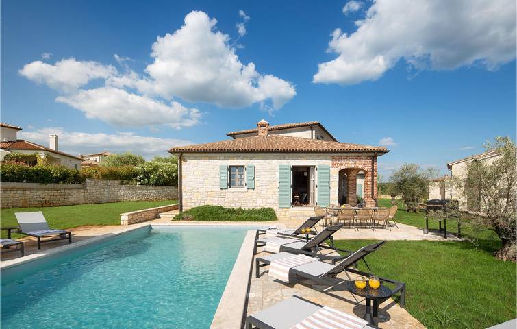 Apartment am Meer mit Pool, Terrasse und kurzer Anbindung an das Stadtzentrum in Sveti Lovreč Pazenatički, Zentralistrien