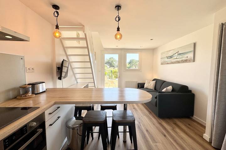 Location de vacances pour 4 personnes, avec terrasse ainsi que piscine et jardin, adapté aux familles dans Plage De La Falaise - 4