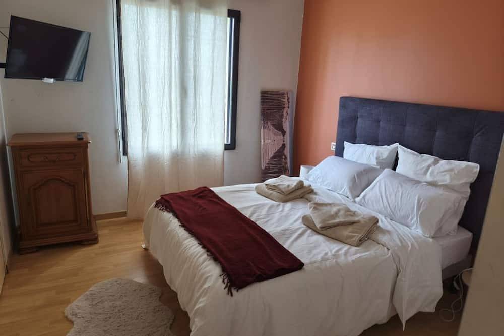 House a 5-minute walk from the ocean in Plougoulm, Ceinture Dorée
