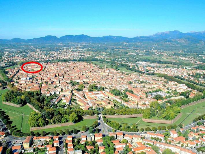 Attico per 4 persone, con Balcone e Terrazza a Lucca