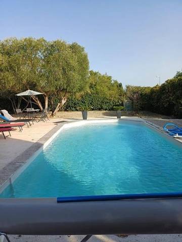 Gîte pour 4 personnes, avec jardin et piscine, adapté aux familles à Servian