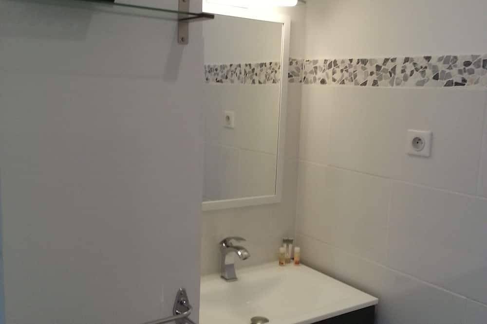 Apartamento entero, Villa inferior solo qqs Kms Beach Studio 3 * - Piscina, juegos, .. in Auriol, Marsella region