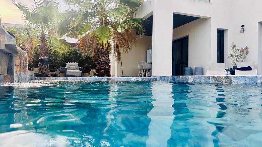 Villa pour 8 personnes, avec piscine et balcon ainsi que vue et jardin