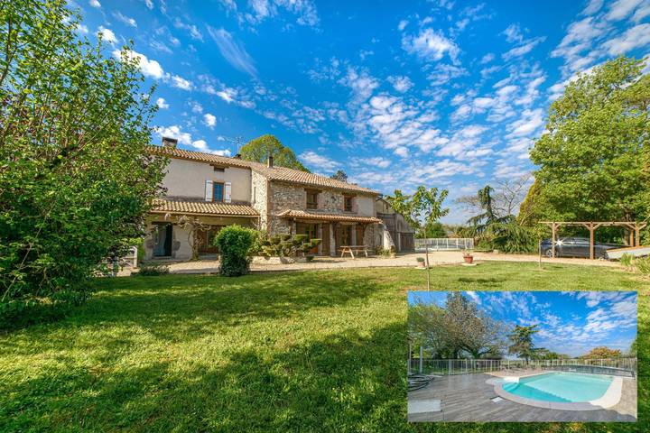 Gîte pour 12 personnes, avec jardin et jacuzzi ainsi que terrasse et piscine