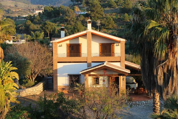 Casa rural para 6 personas, con Balcón y Terraza además de Jardín y Piscina en Motril