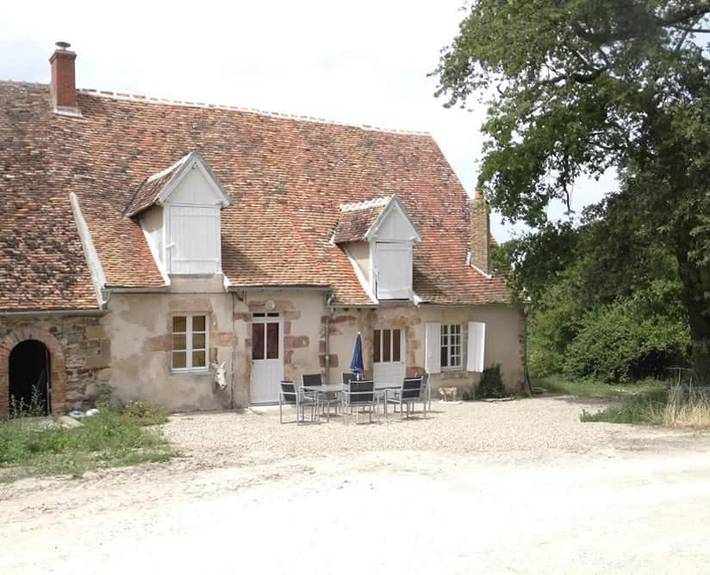 Location de vacances pour 6 personnes, avec Jardin ainsi que Piscine et Vue à Épineuil-le-Fleuriel