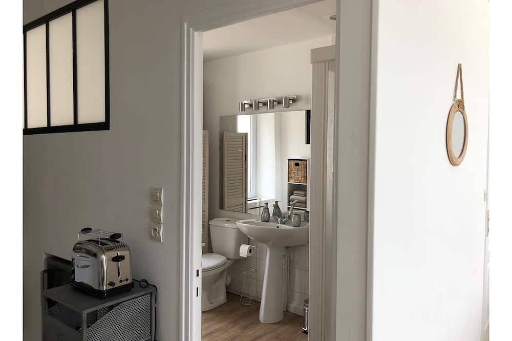 Entire apartment, Charming Studio Facing the Port and 100 m from the beach in Binic, Côte de Goëlo