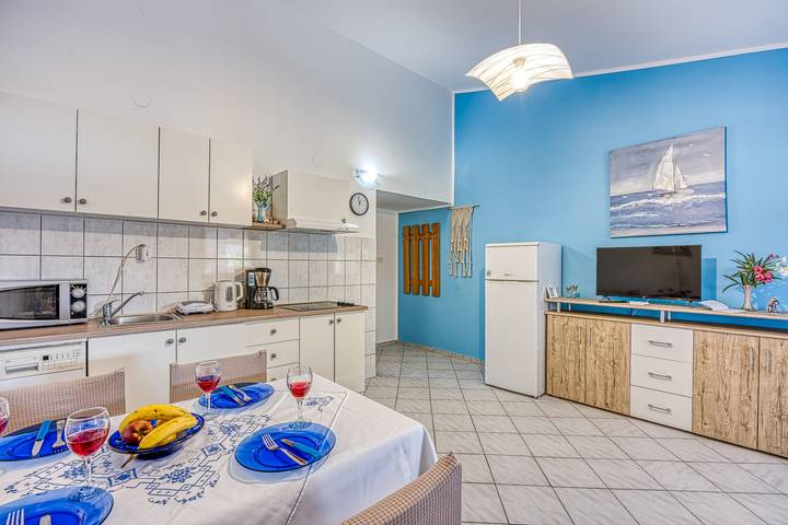 Ferienwohnung für 4 Personen, mit Meerblick und Terrasse in Maslenica