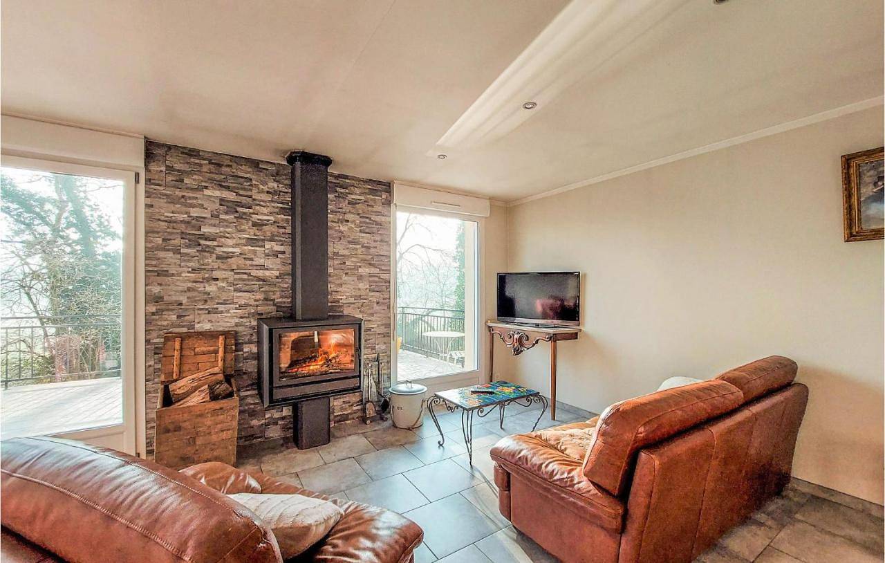 Appartement entier, Three-Bedroom Apartment in Corre, Haute-Saône