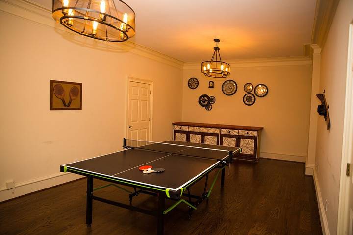 Vacation rental for 30 people, with yard and hot tub in Lake Lanier