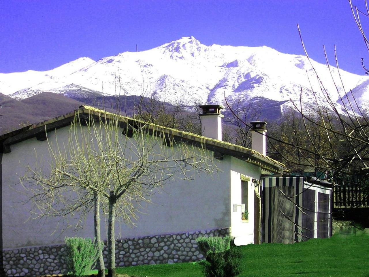 El Canchal de la Gallina -Cafetería -Aparcamiento gratis - Jacuzzi - Piscina de agua caliente abierta desde el 28 de Marzo in Hervás, Provincia de Cáceres