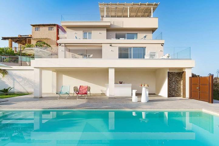 Villa pour 12 personnes, avec balcon ainsi que jardin et jacuzzi à Mazzarò