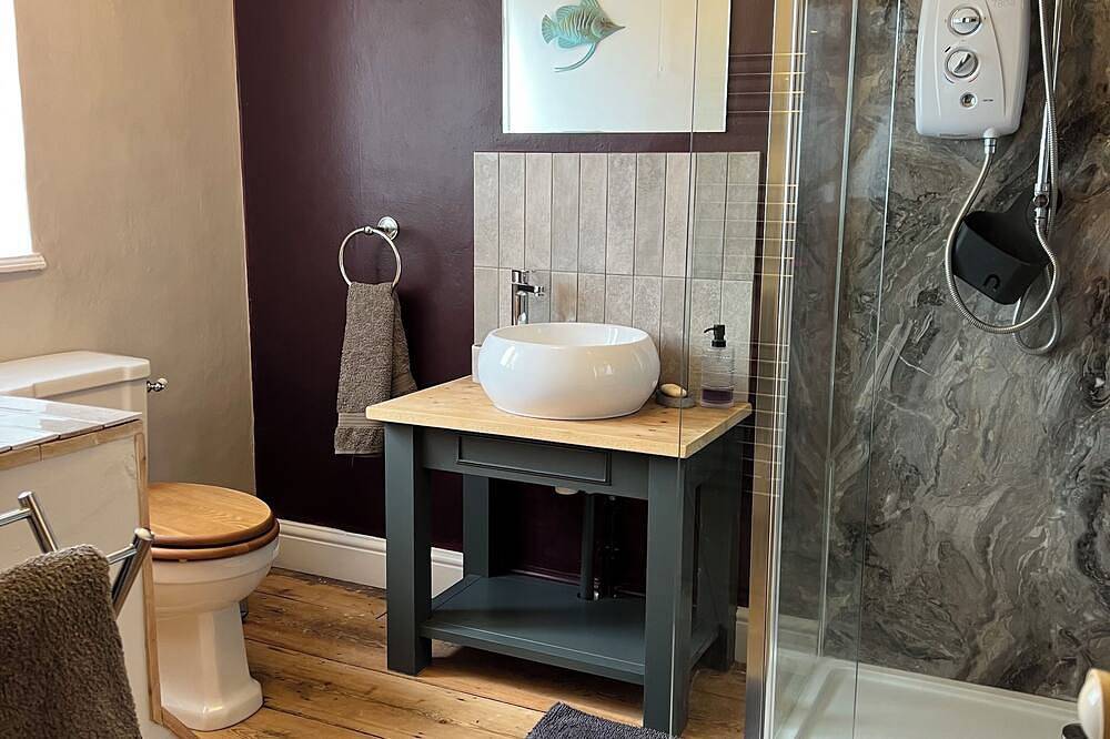 Bijou Bolthole in Blakeney for 2,parking,patio,lawn & close to Quay,pubs & shops in Blakeney, Norfolk Coast