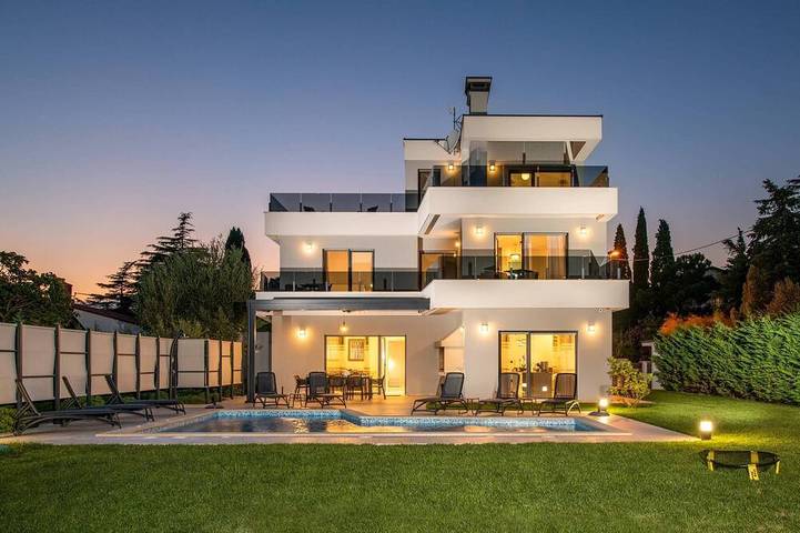 Ferienhaus für 8 Personen, mit Garten und Whirlpool sowie Sauna in Premantura