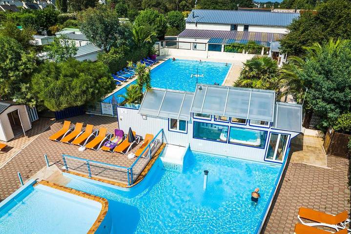 Camping pour 6 personnes, avec Terrasse et Jacuzzi ainsi que Jardin et Piscine
