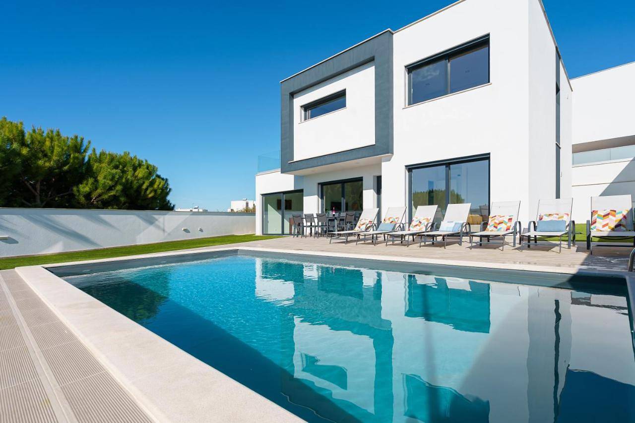 Villa Beach and Friends with ocean view in Atalaia, Distrito de Lisboa