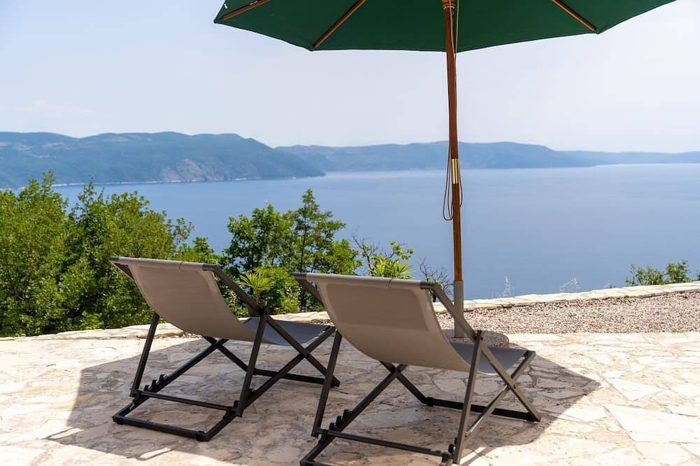 Ganze Wohnung, Ferienwohnung mit traumhaftem Meerblick und Blick auf die Insel Cres in Labin, Ostküste Istrien