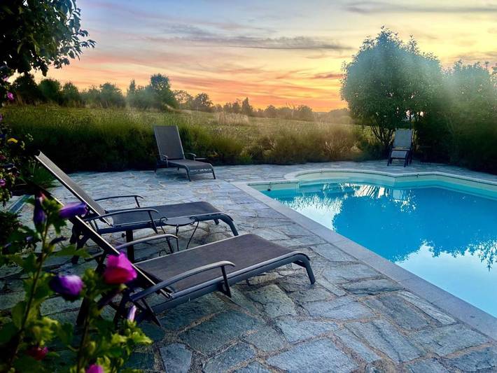 Gîte pour 4 personnes, avec vue et terrasse ainsi que piscine et jardin à Clugnat