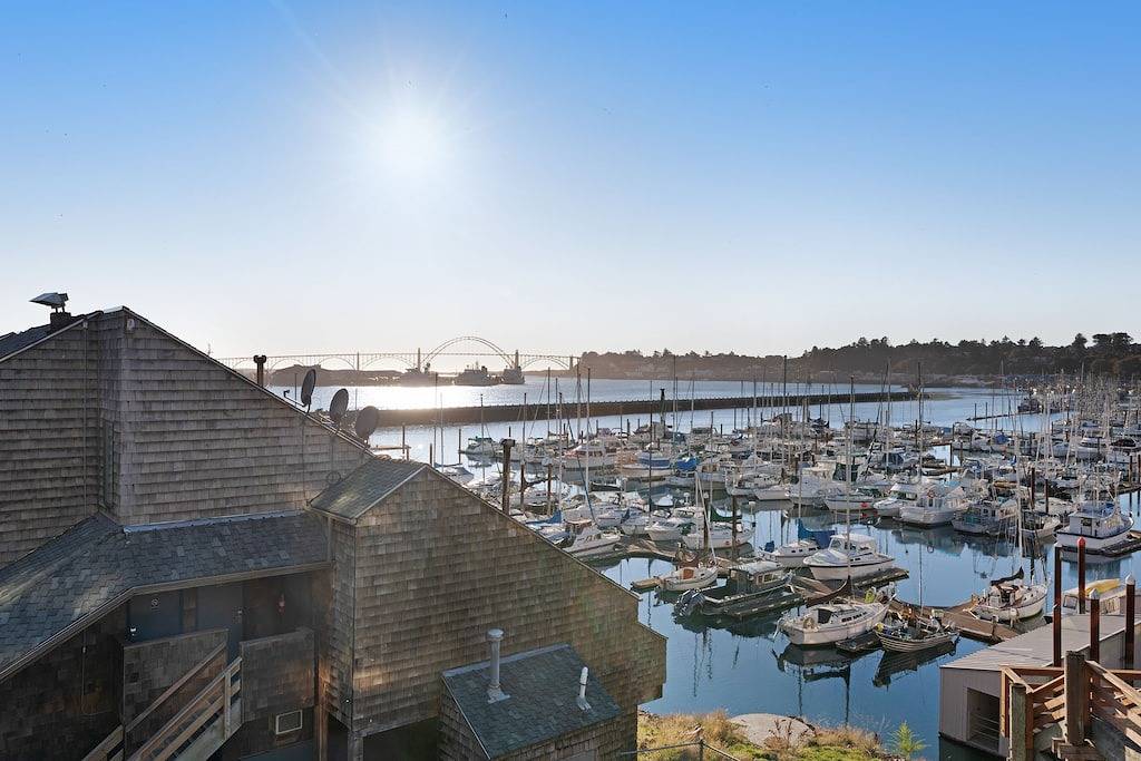 Ganze Wohnung, Bayfront Wohnung mit spektakulärer Aussicht und Gemeinschaftspool / Whirlpool / Fitnessraum! in Newport (OR), Lincoln County (OR)