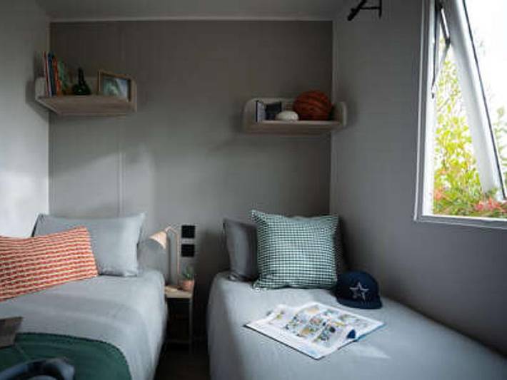 Flower Camping Orly d'Azur - Mobilheim 6 personen - Mobilheim Riviera Premium 34m² - 3 Schlafzimmer - halbüberdachte Terrasse - Klimaanlage in Six-Fours les Plages, Mittelmeerküste (Frankreich)