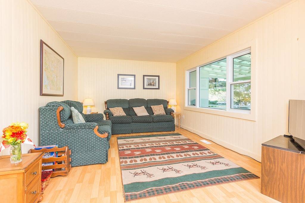 Lakefront Muskoka Retreat 4 Bedroom Cottage in Muskoka