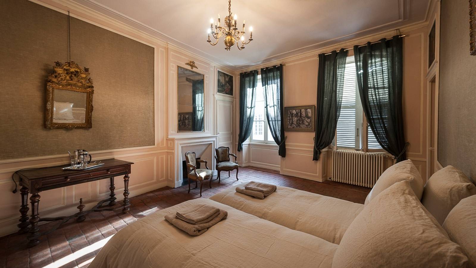 Gästezimmer „Chez Diane - Orion“: Familiensuite mit Alkoven und Boudoir in Saint-Amand-Montrond