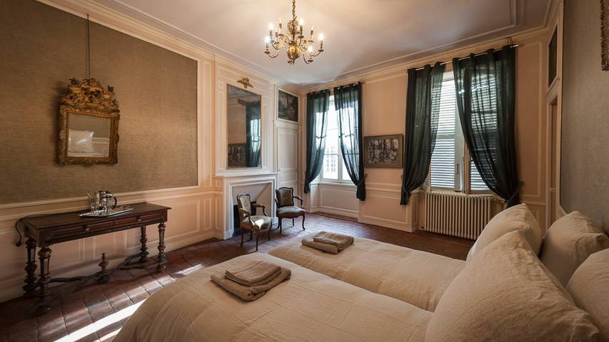 Gästezimmer „Chez Diane - Orion“: Familiensuite mit Alkoven und Boudoir in Saint-Amand-Montrond
