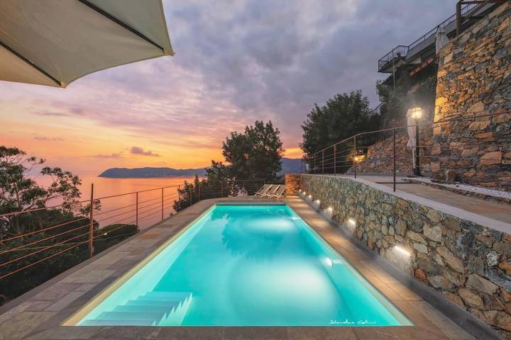 Resort per 5 persone, con Terrazza e Idromassaggio nonché Giardino e Piscina in Liguria