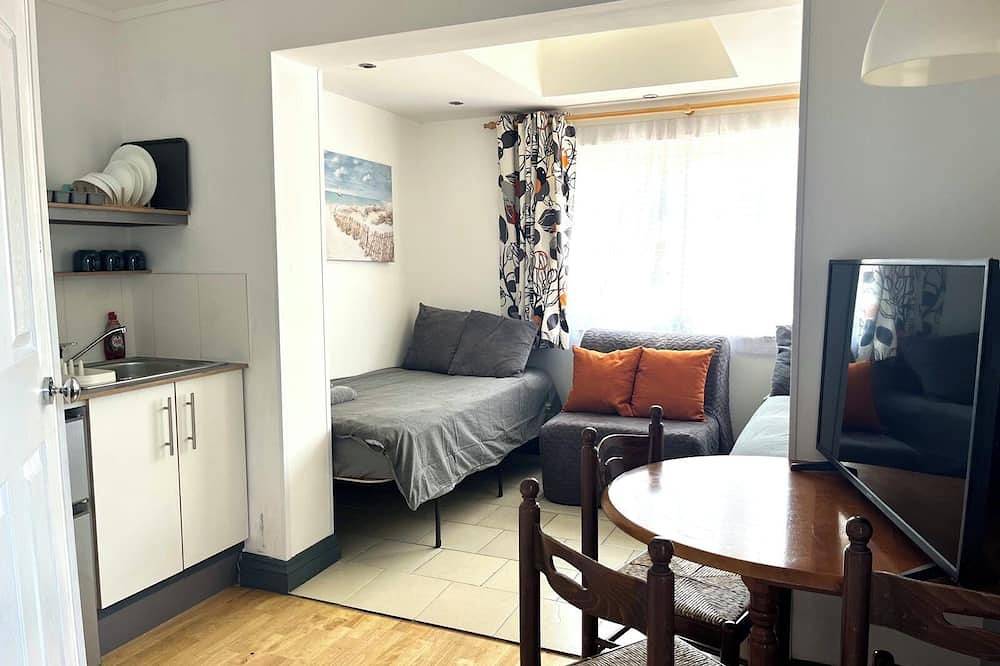 Entire apartment, Spacious Apartment - 12 Minutes from Gatwick in Crawley, West Sussex