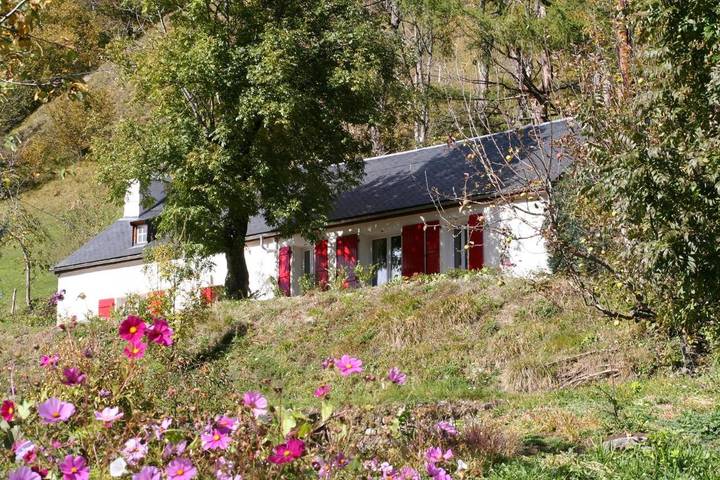 Location de vacances pour 9 personnes, avec Terrasse ainsi que Jardin et Vue à Sers