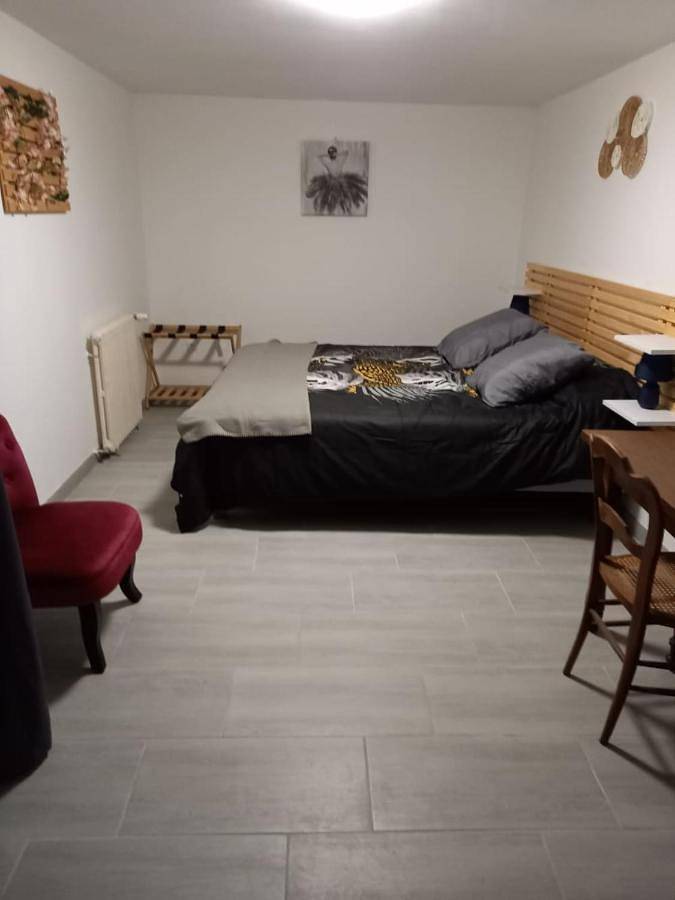 Location de vacances pour 8 personnes, avec Terrasse et Jardin à Ainay-le-Château - 4