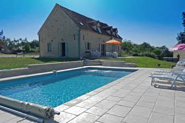 Gîte pour 12 personnes, avec terrasse ainsi que piscine et jardin à Dégagnac