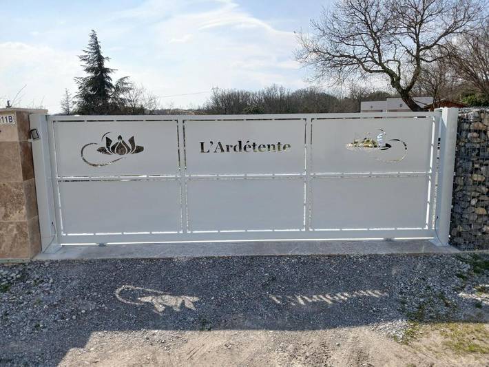 Location de vacances pour 4 personnes, avec jardin ainsi que vue et piscine, animaux acceptés à Lussas - 4