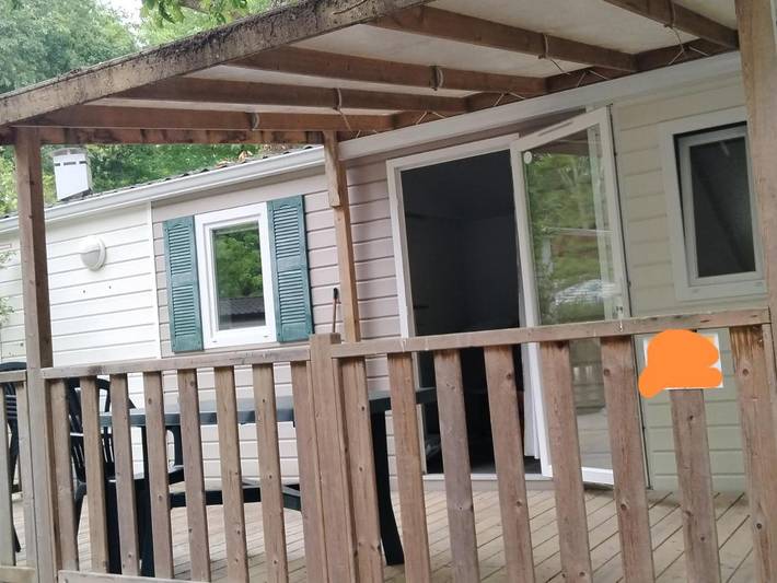 Camping pour 4 personnes, avec terrasse ainsi que piscine et sauna, animaux acceptés