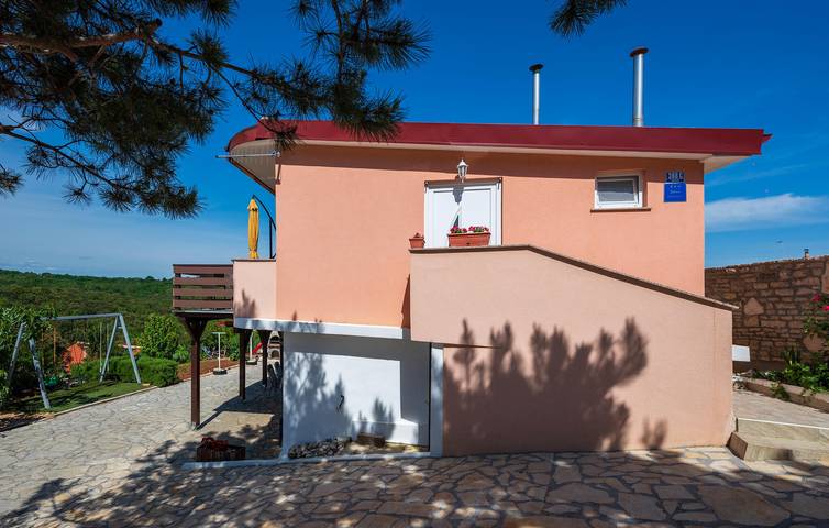 Ganze Ferienwohnung, Charmantes Apartment mit Terrasse, WLAN und Parkplatz – 1,5 km vom Strand entfernt in Marčana, Südküste Istrien