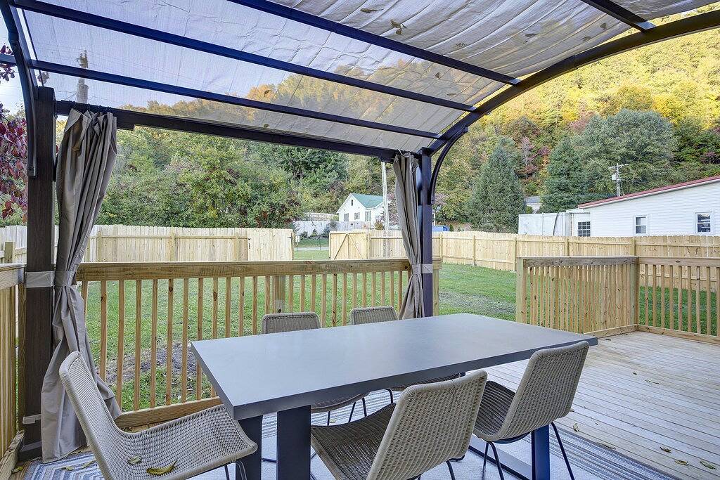 Cozy cottage on Creeper Trail -Fenced in backyard for dogs. Near Restaurants in Damascus, Washington County (VA)