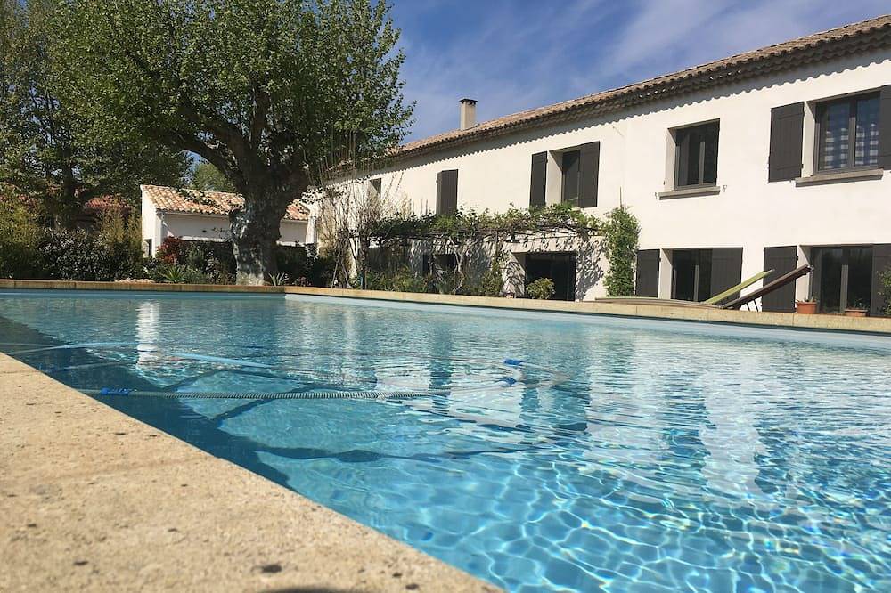 Modern air-conditioned farmhouse with swimming pool near Avignon 15 mn, mont Ventoux 20mn in Althen-des-Paluds, Vaucluse