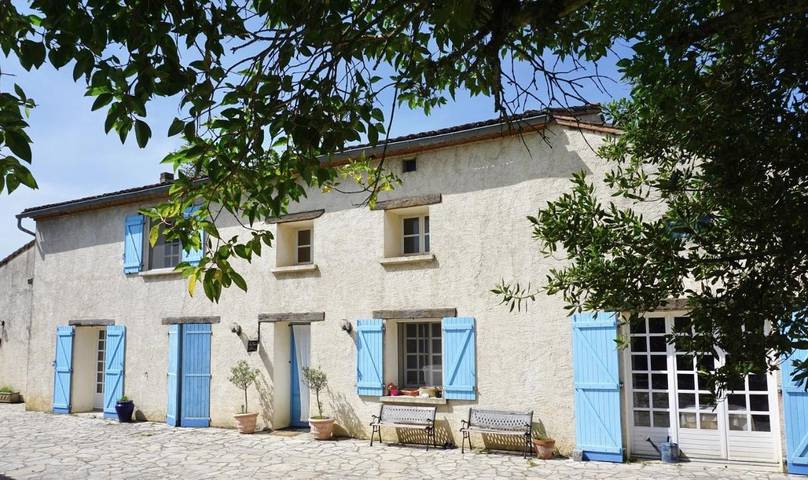 Location de vacances pour 3 personnes, avec Terrasse ainsi que Jardin et Piscine dans Arthès