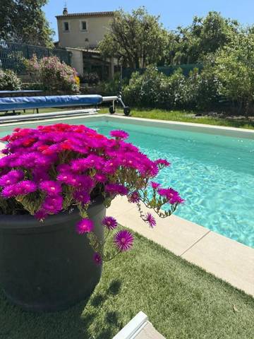 Gîte pour 4 personnes, avec jardin ainsi que vue et piscine à Bollène