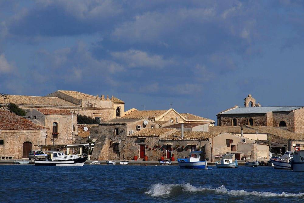Entire apartment, Discover the southeastern tip of Sicily and relax in this bright and elegant vacation apartment. in Marzamemi, Noto region