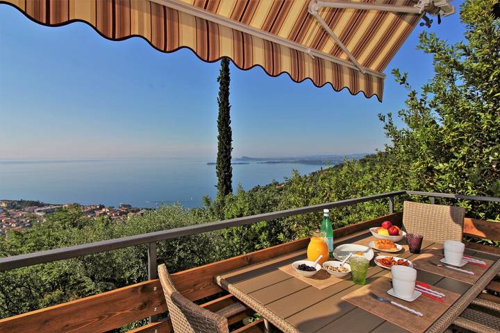 Location de vacances pour 4 personnes, avec jardin ainsi que balcon et vue sur le lac à Toscolano-Maderno