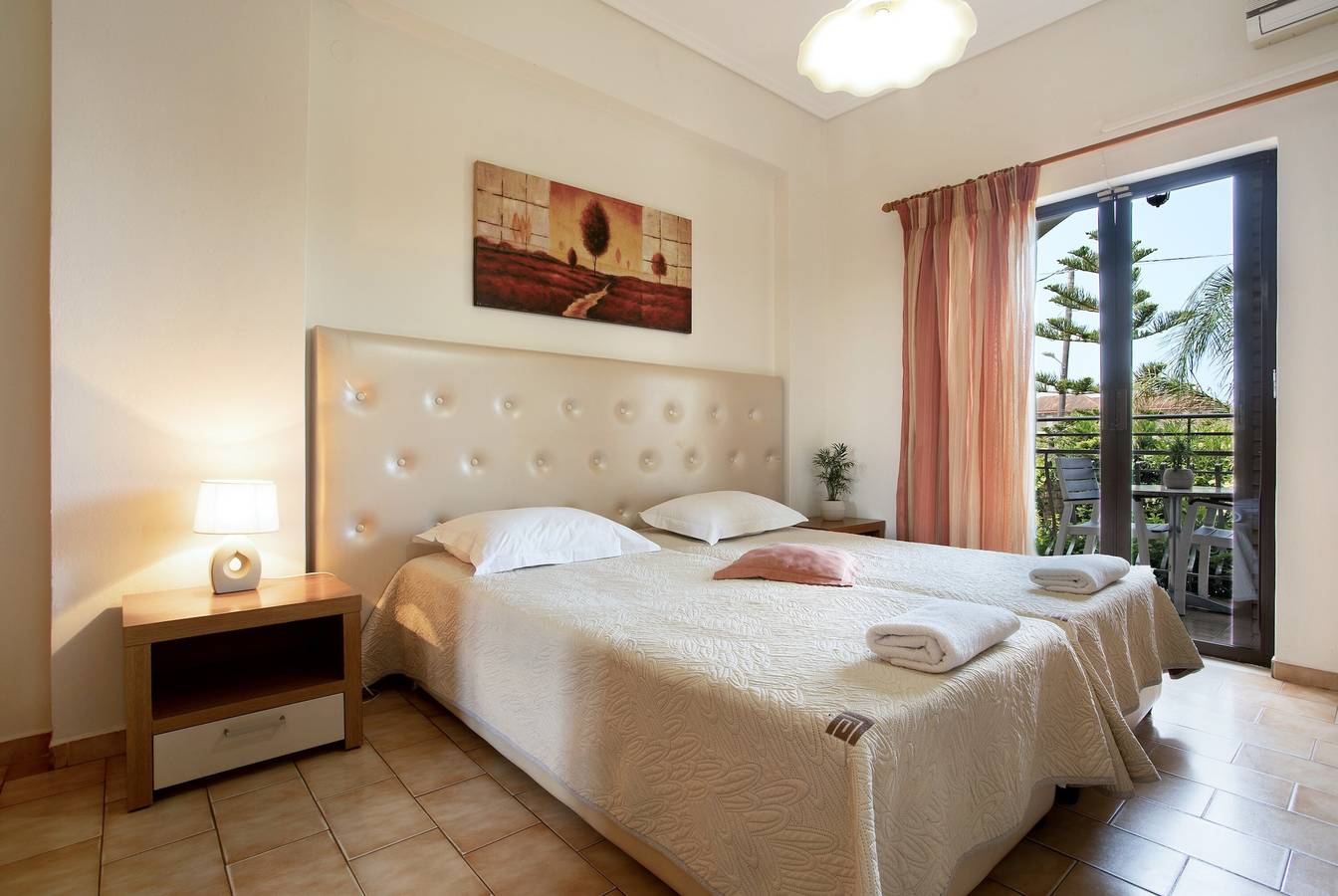 Entire studio, Studio Apartment 'Eleni's Garden Studio 2' with Pool, Private Balcony & A/C in Alykes, Zakynthos