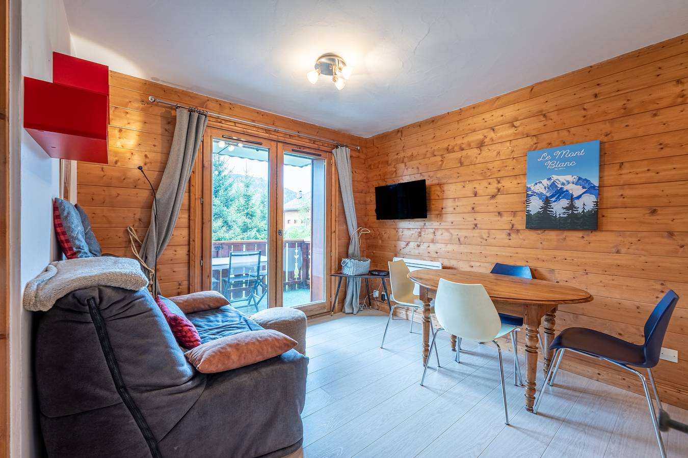 Apartamento entero, Apartamento 'La Saulire' con vistas a la montaña, terraza privada y Wi-Fi in Les Allues, Les Trois Vallées