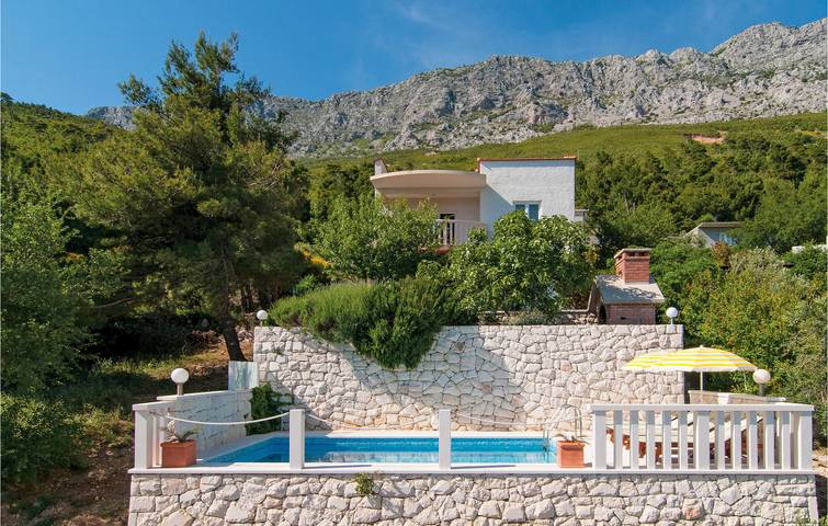 Charmantes 2-Zimmer-Apartment mit Pool, Terrasse und WLAN in der Nähe des Juto-Strandes in Lokva Rogoznica, Omis-Riviera