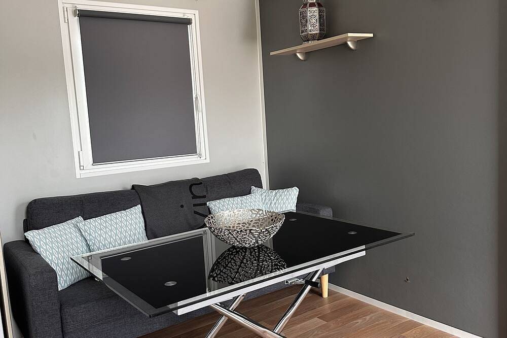Mobilhome with terrace and private parking in a leisure residence. in Fréjus, Côte méditerranéenne (France)